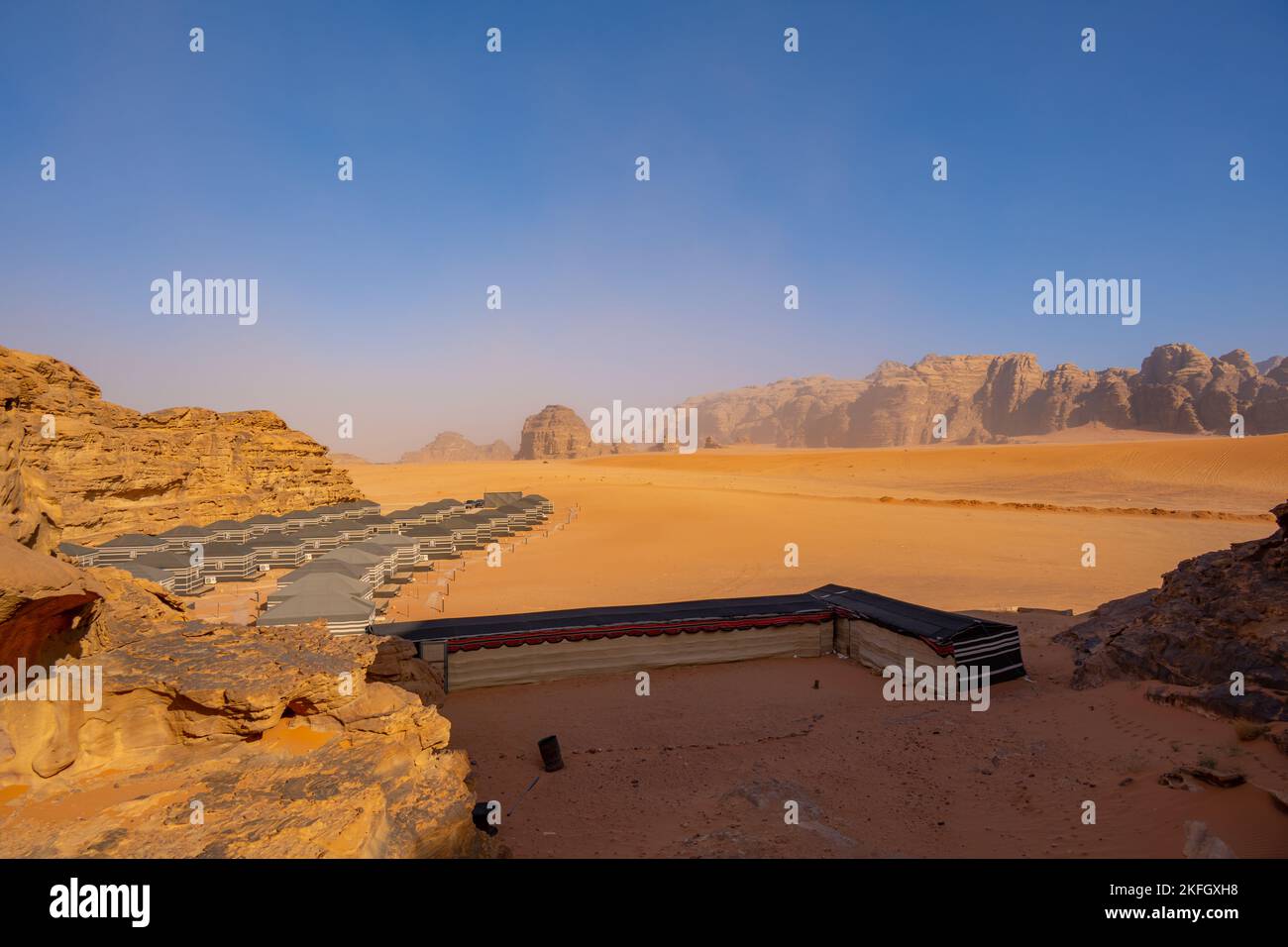 Guardando verso il campo del deserto a Wadi Rum Jordan Foto Stock