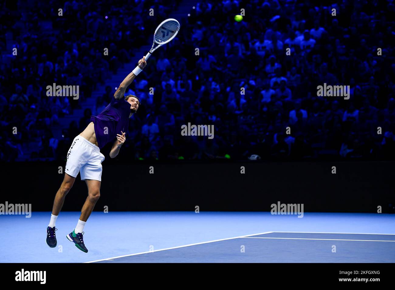 Torino, Italia. 18 novembre 2022. Daniil Medvedev di Russia serve durante il suo round robin match contro Novak Djokovic di Serbia durante il giorno sei delle finali ATP Nitto. Novak Djokovic ha vinto la partita 6-3, 6-7(5), 7-6(2). Credit: Nicolò campo/Alamy Live News Foto Stock