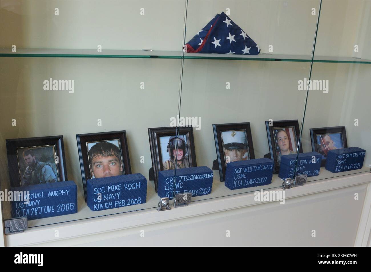 Una mostra nel Penn state Student Veteran Center presenta foto dei laureati Penn state uccisi in azione mentre prestavano servizio militare negli Stati Uniti dal 9/11. All'estrema sinistra della mostra si trova il Lt. Michael Murphy, che fu insignito postumo della Medaglia d'onore per le azioni in Afghanistan nel 2005. (Foto della Guardia Nazionale della Pennsylvania di Brad Rhen) Foto Stock