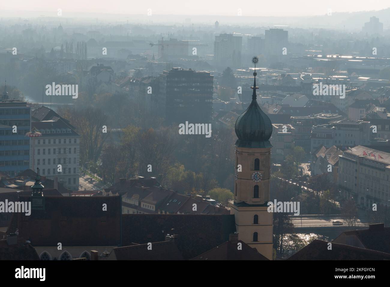 Altstadt Graz mit Franziskanerkirche Foto Stock