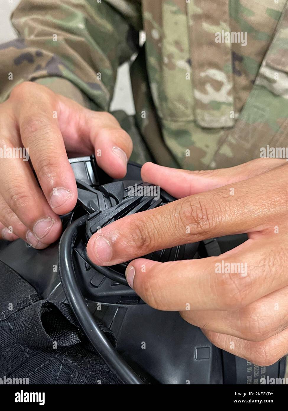 SPC dell'esercito degli Stati Uniti. Chavez Bedgood, con la 982nd Combat Camera Company Airborne, diventa familar con la maschera a gas M50 durante l'addestramento chimico, biologico, radiologico, nucleare ed esplosivo durante 982nd Combat Camera Company's September Drill Assembly a East Point, GA il 16 settembre 2022. La formazione chimica, biologica, radiologica, nucleare ed esplosiva è essenziale per i soldati dell'esercito per prepararsi alla guerra chimica. Foto Stock