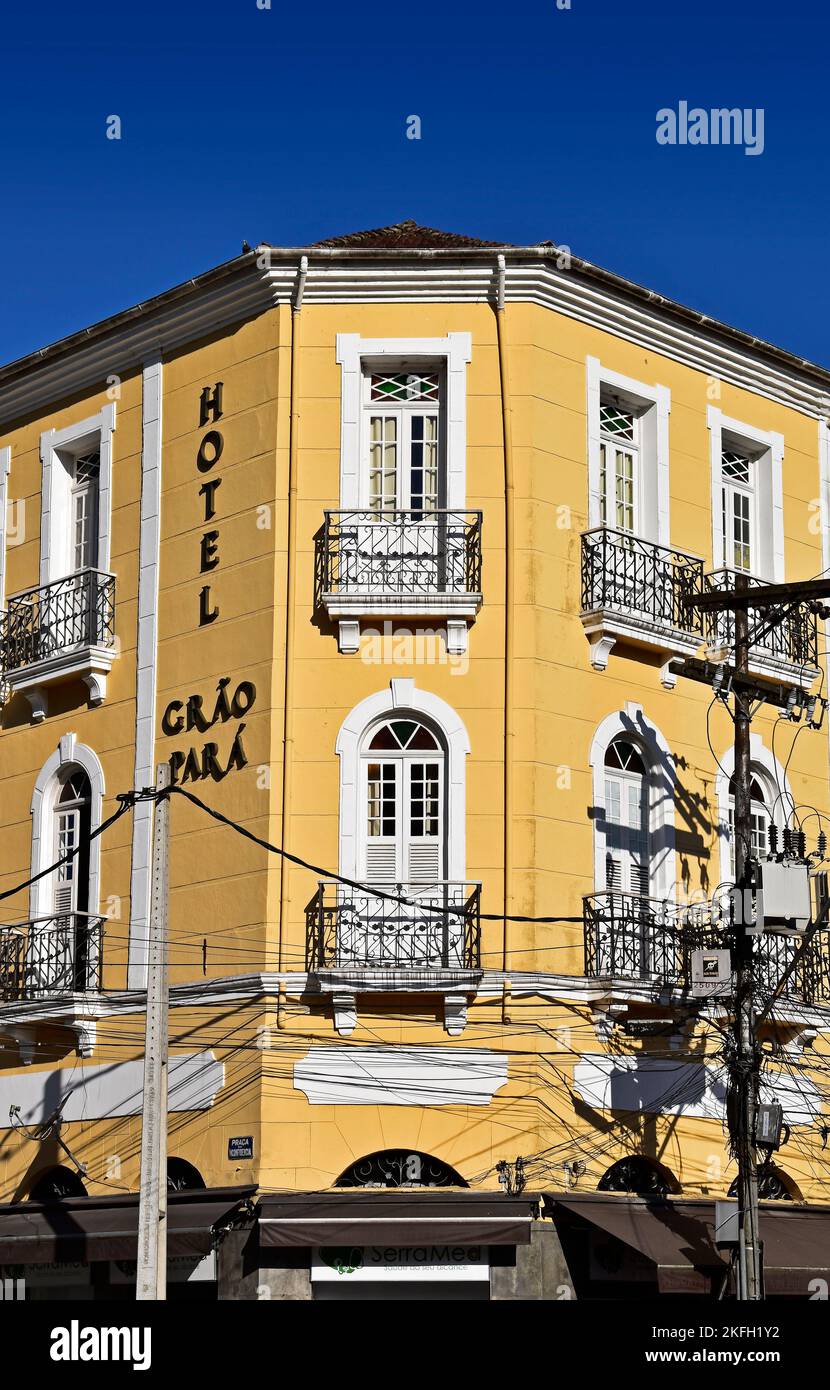 PETROPOLIS, RIO DE JANEIRO, BRASILE - 27 ottobre 2022: Facciata gialla dell'hotel nel centro della città (Hotel Grao Para) Foto Stock