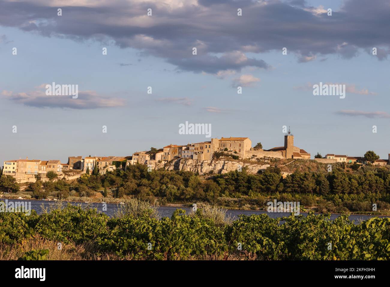 Bages, è un comune della regione dell'Occitanie, nel dipartimento dell'Aude. Bages, si trova nella zona urbana di Narbonne sul Canal de la Robine e l'Étang de Bages-Sigean (lago di Bages-Sigean) a circa 6 km a sud-ovest di Narbonne, Foto Stock