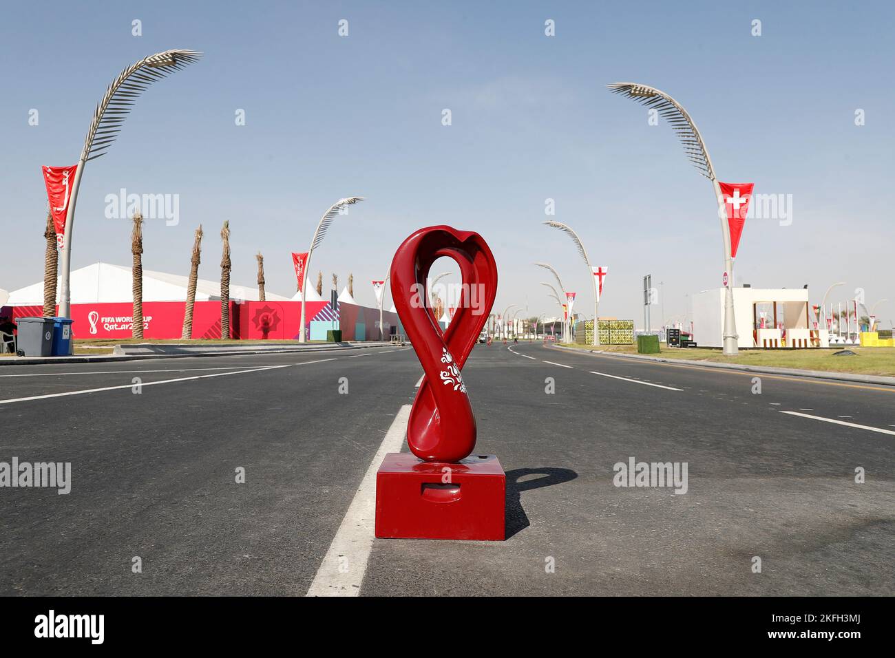 Qatar, Emirati Arabi Uniti. 18th Nov 2022. Coppa del mondo FIFA Calcio, Pre-Giochi opinioni generali; Coppa del mondo FIFA Qatar 2022 bollards Street del logo del torneo nella zona Corniche Credit: Action Plus Sports/Alamy Live News Foto Stock