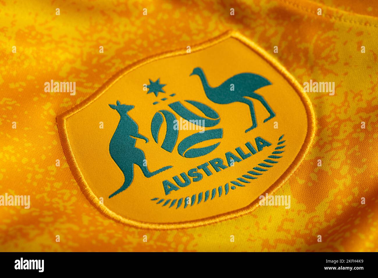 Primo piano della cresta della nazionale di calcio sulla divisa Home. Coppa del mondo FIFA Qatar 2022. Foto Stock