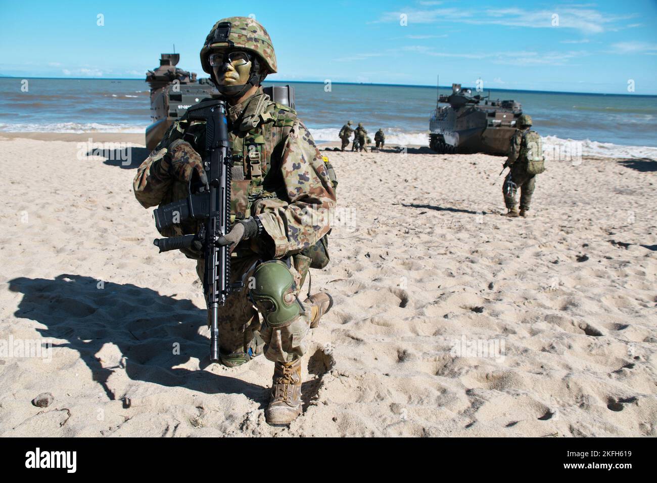 Tokunoshima, Giappone. 18th Nov 2022. Membro del Giappone Ground Self-Defense Force's Anfibious Rapid Deployment Brigade atterraggio durante l'esercizio militare congiunto USA e Giappone 'spade 23' a Manda Beach a Tokunoshima Island, Kagoshima-Prefettura, Giappone Venerdì, 18 novembre 2022. Foto di Keizo Mori/UPI Credit: UPI/Alamy Live News Foto Stock