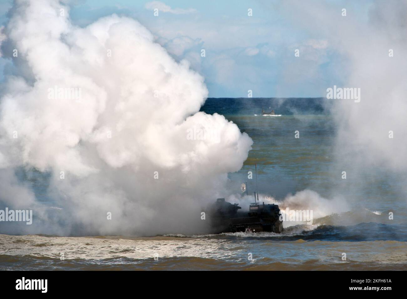 Tokunoshima, Giappone. 18th Nov 2022. AAV7 (veicolo anfibio d'assalto) della Brigata di spiegamento rapido anfibio della forza di autodifesa di terra del Giappone che atterra durante l'esercizio militare congiunto degli Stati Uniti e del Giappone "Keen Sword 23" a Manda Beach nell'isola di Tokunoshima, nella prefettura di Kagoshima, Giappone il 18 novembre 2022. Foto di Keizo Mori/UPI Credit: UPI/Alamy Live News Foto Stock