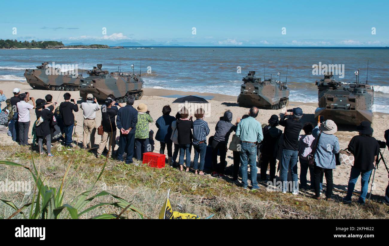 Tokunoshima, Giappone. 18th Nov 2022. Gli isolani dell'Isola di Tokunoshima si riuniscono per guardare l'esercizio militare congiunto di Stati Uniti e Giappone 'Keen Sword 23' a Manda Beach nell'Isola di Tokunoshima, nella Prefettura di Kagoshima, Giappone venerdì 18 novembre 2022. Foto di Keizo Mori/UPI Credit: UPI/Alamy Live News Foto Stock