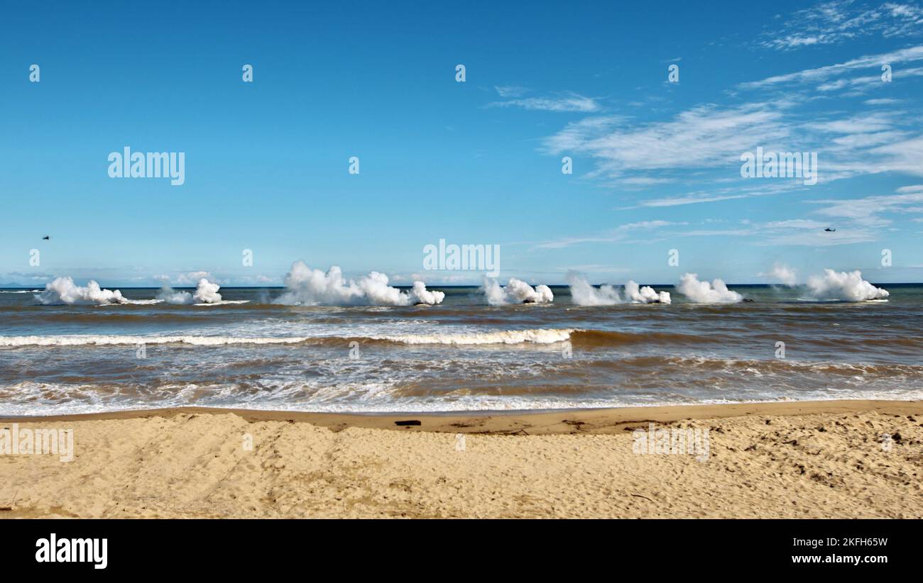 Tokunoshima, Giappone. 18th Nov 2022. AAV7 (veicolo anfibio d'assalto) della Brigata di spiegamento rapido anfibio della forza di autodifesa di terra del Giappone che atterra durante l'esercizio militare congiunto degli Stati Uniti e del Giappone "Keen Sword 23" a Manda Beach nell'isola di Tokunoshima, nella prefettura di Kagoshima, Giappone il 18 novembre 2022. Foto di Keizo Mori/UPI Credit: UPI/Alamy Live News Foto Stock