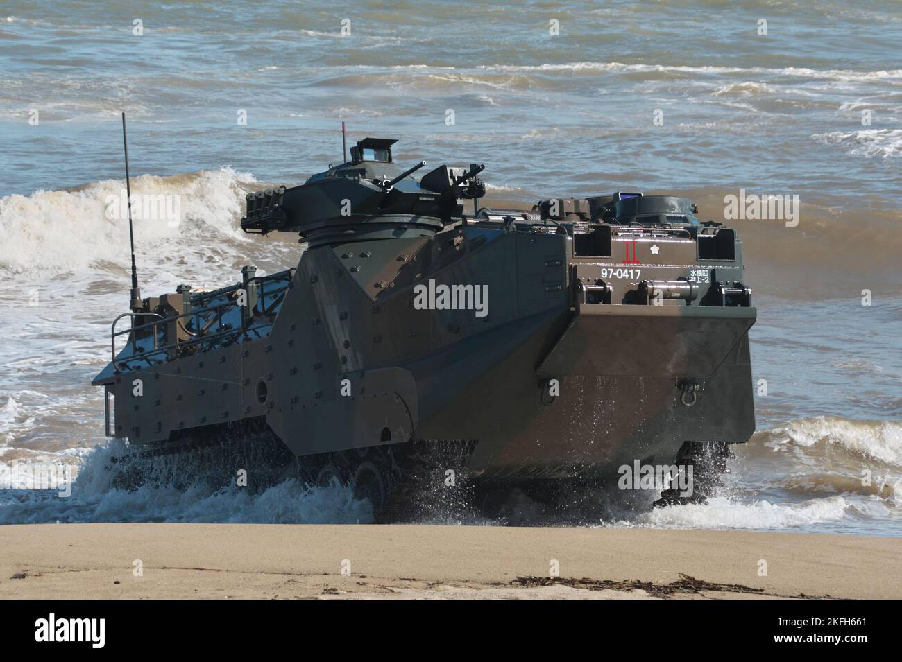 Tokunoshima, Giappone. 18th Nov 2022. AAV7 (veicolo anfibio d'assalto) della Brigata di spiegamento rapido anfibio della forza di autodifesa di terra del Giappone che atterra durante l'esercizio militare congiunto degli Stati Uniti e del Giappone "Keen Sword 23" a Manda Beach nell'isola di Tokunoshima, nella prefettura di Kagoshima, Giappone il 18 novembre 2022. Foto di Keizo Mori/UPI Credit: UPI/Alamy Live News Foto Stock