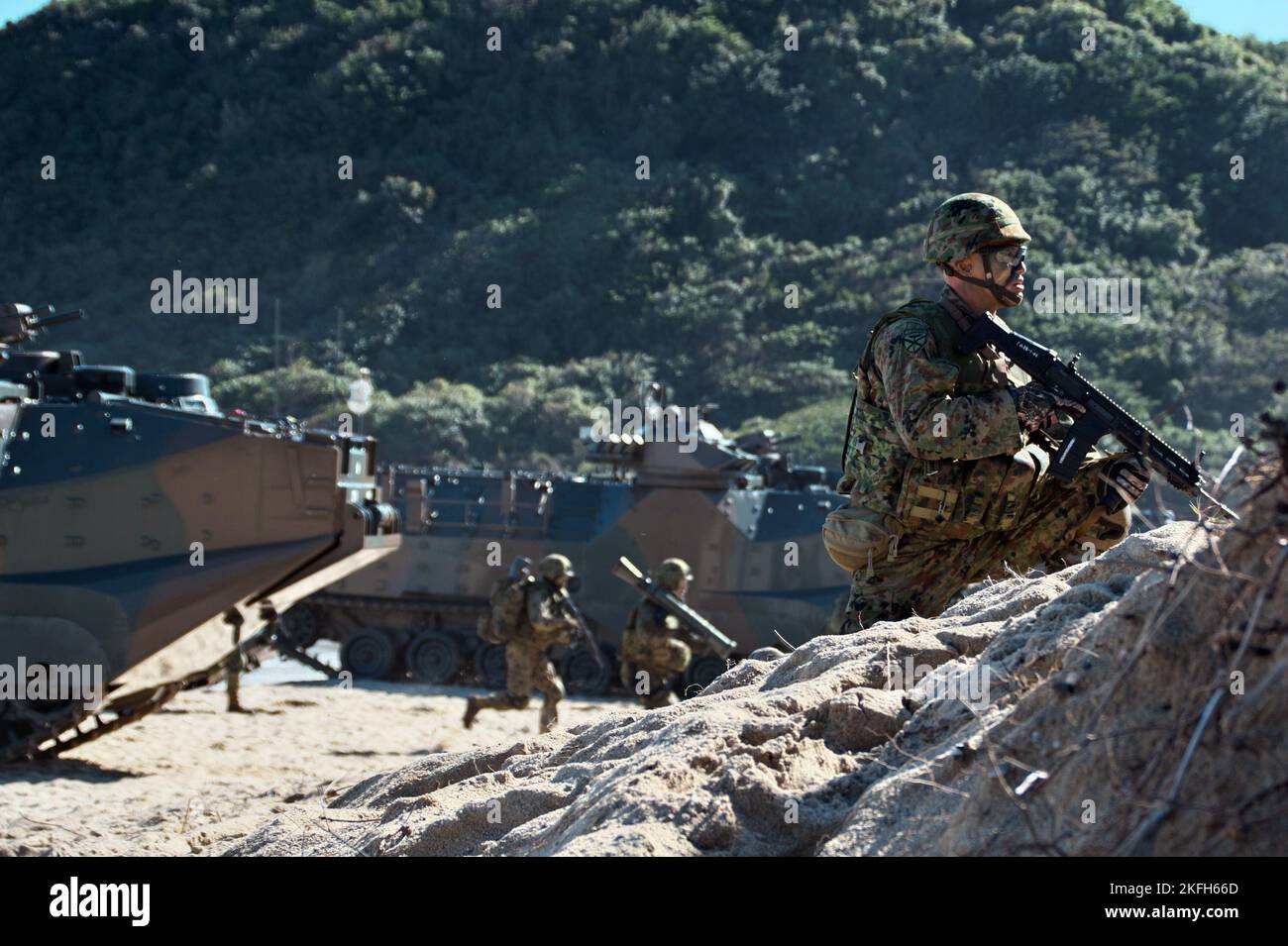 Tokunoshima, Giappone. 18th Nov 2022. Membro del Giappone Ground Self-Defense Force's Anfibious Rapid Deployment Brigade atterraggio durante l'esercizio militare congiunto USA e Giappone 'spade 23' a Manda Beach a Tokunoshima Island, Kagoshima-Prefettura, Giappone Venerdì, 18 novembre 2022. Foto di Keizo Mori/UPI Credit: UPI/Alamy Live News Foto Stock