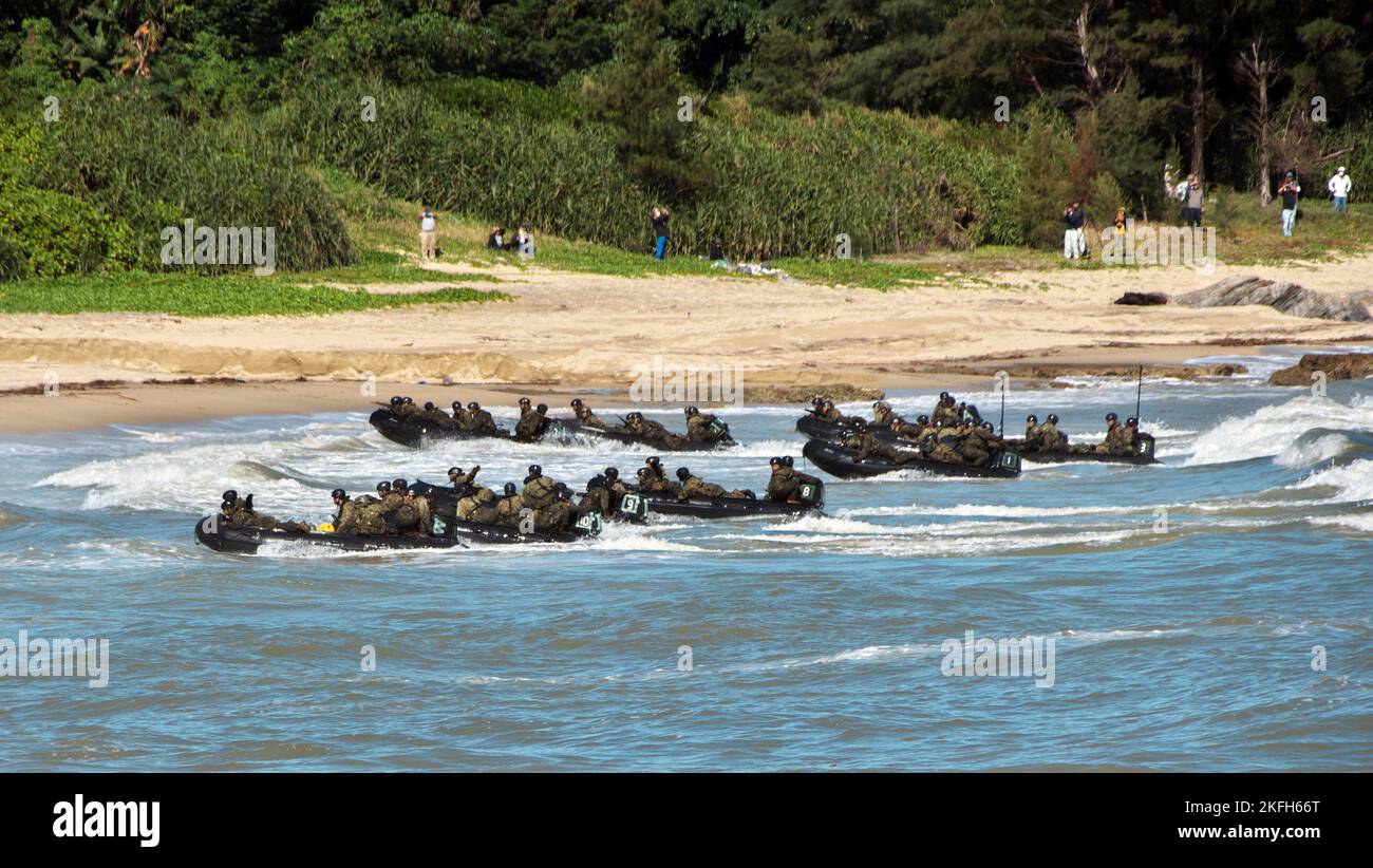 Tokunoshima, Giappone. 18th Nov 2022. Membro del Giappone Ground Self-Defense Force's Anfibious Rapid Deployment Brigade atterraggio durante l'esercizio militare congiunto USA e Giappone 'spade 23' a Manda Beach a Tokunoshima Island, Kagoshima-Prefettura, Giappone Venerdì, 18 novembre 2022. Foto di Keizo Mori/UPI Credit: UPI/Alamy Live News Foto Stock
