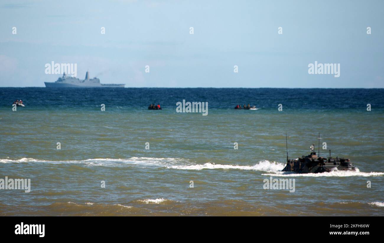 Tokunoshima, Giappone. 18th Nov 2022. AAV7 (veicolo anfibio d'assalto) della Brigata di spiegamento rapido anfibio della forza di autodifesa di terra del Giappone che atterra durante l'esercizio militare congiunto degli Stati Uniti e del Giappone "Keen Sword 23" a Manda Beach nell'isola di Tokunoshima, nella prefettura di Kagoshima, Giappone il 18 novembre 2022. Foto di Keizo Mori/UPI Credit: UPI/Alamy Live News Foto Stock