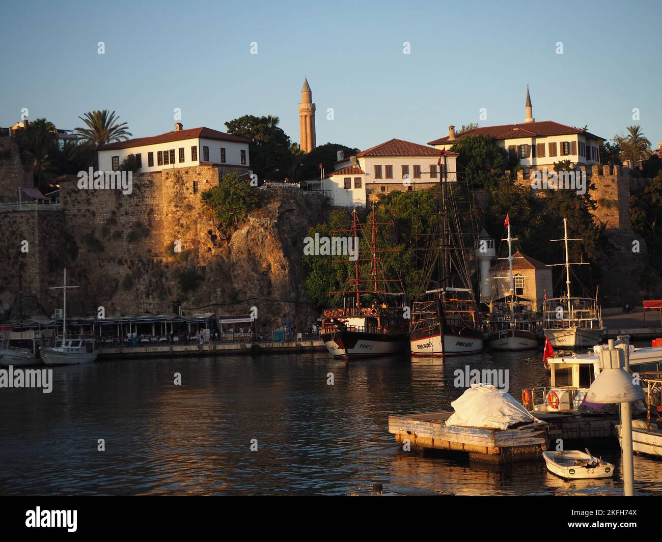 Antalya vecchio porto turistico. Case storiche e Yivli Minareto Moschea. Antalya, Türkiye. Foto Stock