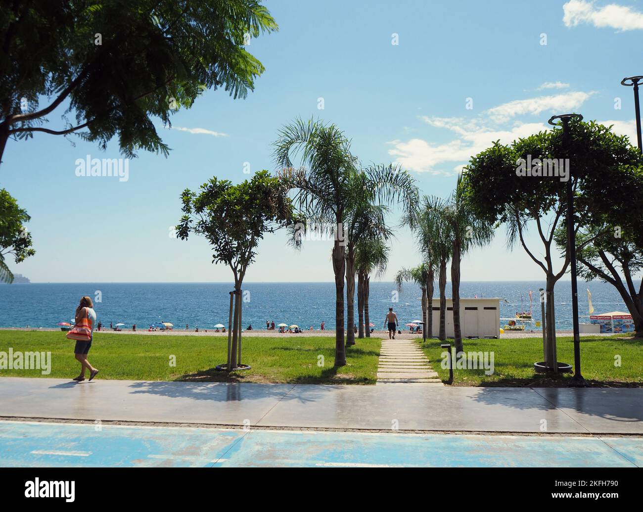 Il parco della spiaggia di Konyaaltı. Antalya, Türkiye - Agosto 2022 Foto Stock