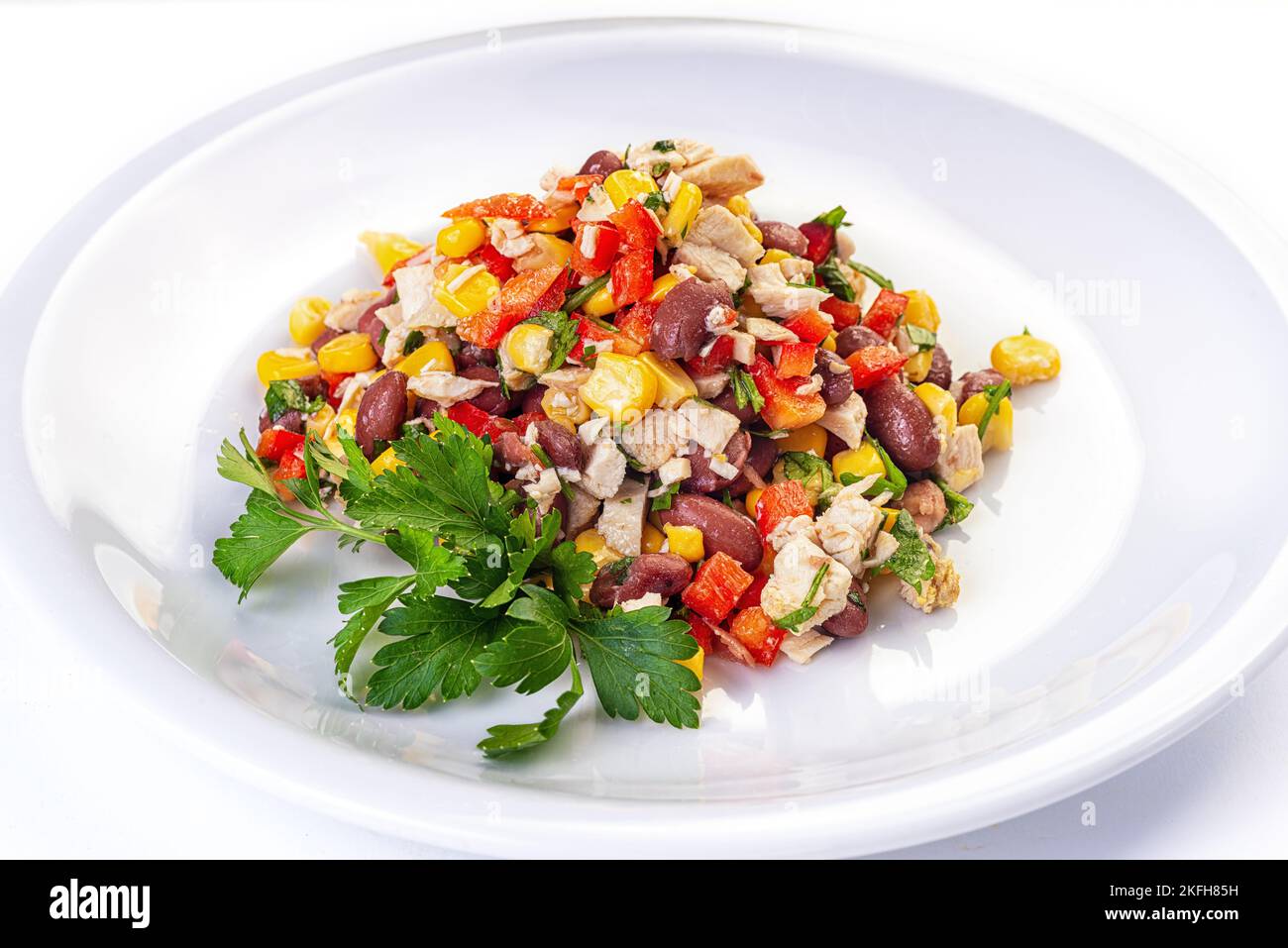 Insalata di pollo con pomodori ciliegini, olive nere, fagioli neri, mais dolce, cetriolo e lattuga ghiacciata. Cibo fatto in casa. Concetto per un m gustoso e sano Foto Stock