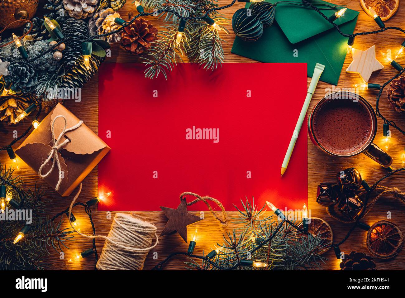 Carta bianca lettera di Natale a o da Babbo Natale circondato da decorazioni di Natale con cioccolata calda Foto Stock
