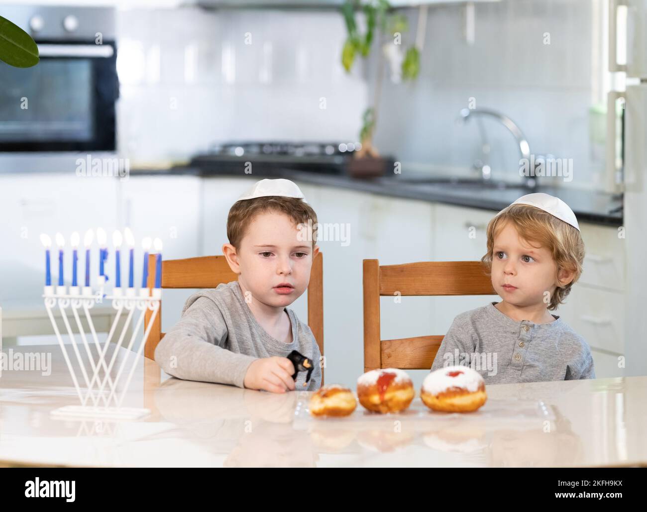 Padre e figli con la menorah celebrano hanukkah - festa religiosa ebraica Foto Stock