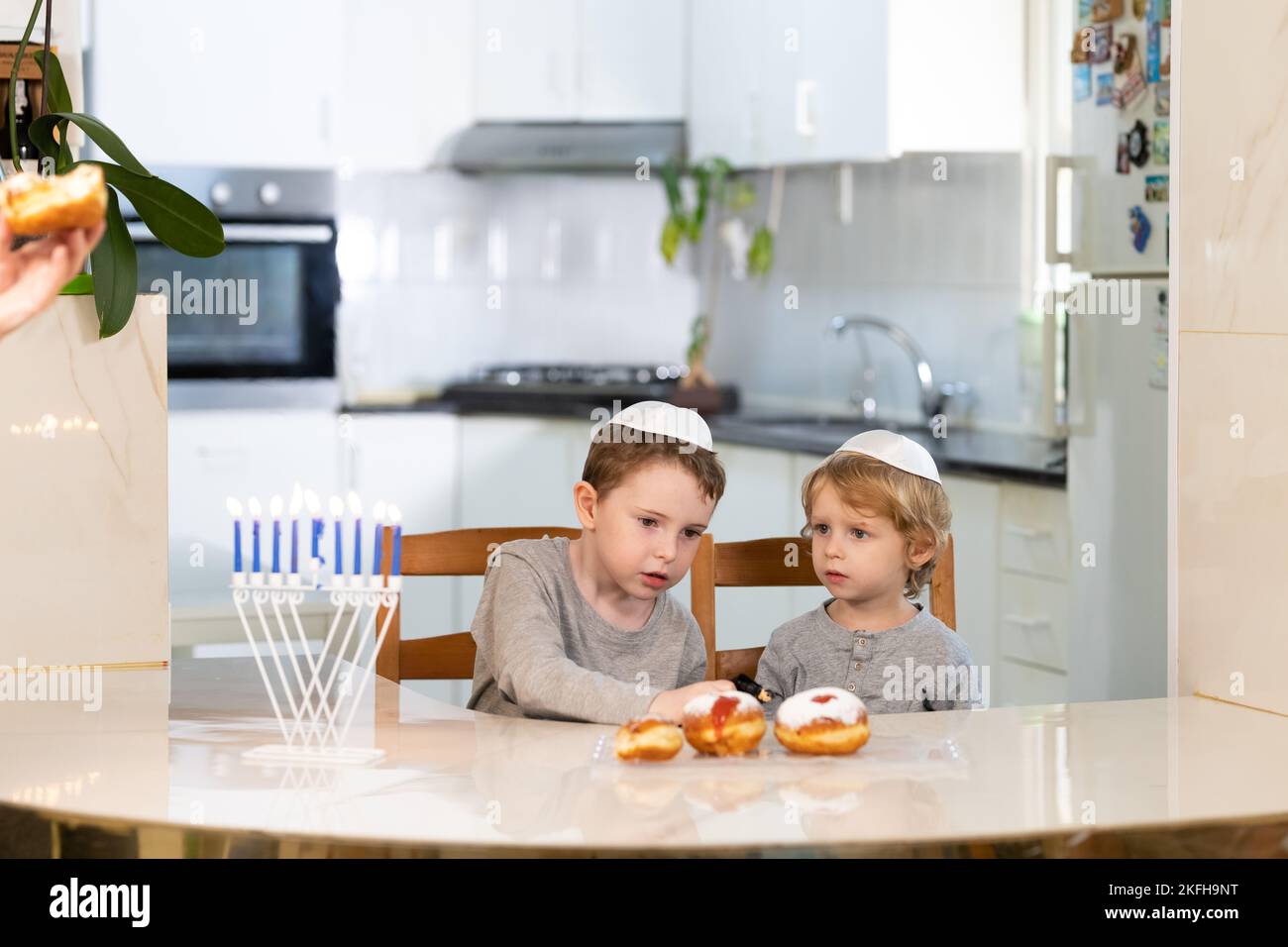 Padre e figli con la menorah celebrano hanukkah - festa religiosa ebraica Foto Stock