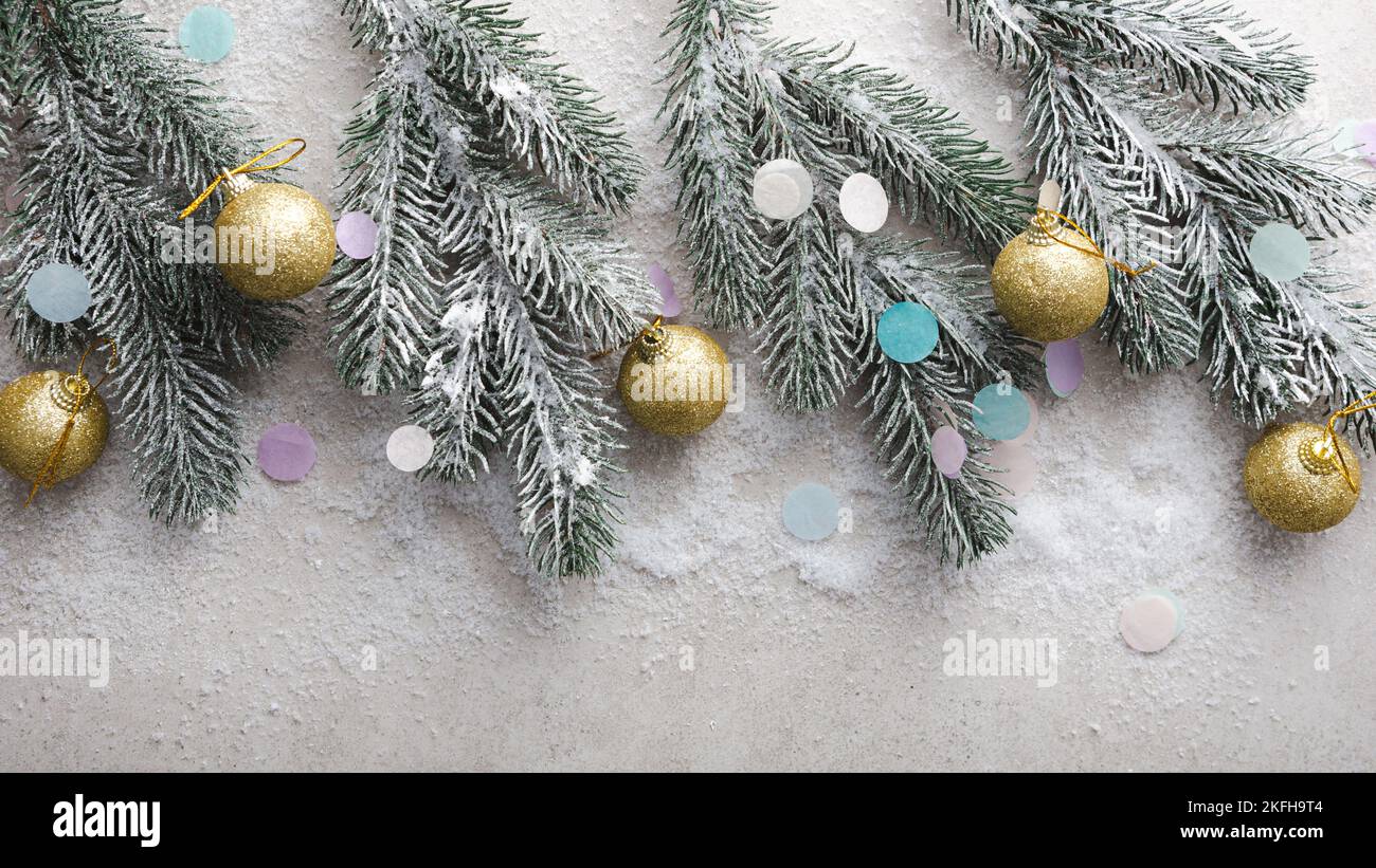Concetto di vacanza Natale decorazioni palle sulla neve vista in alto anno nuovo rami verdi Foto Stock