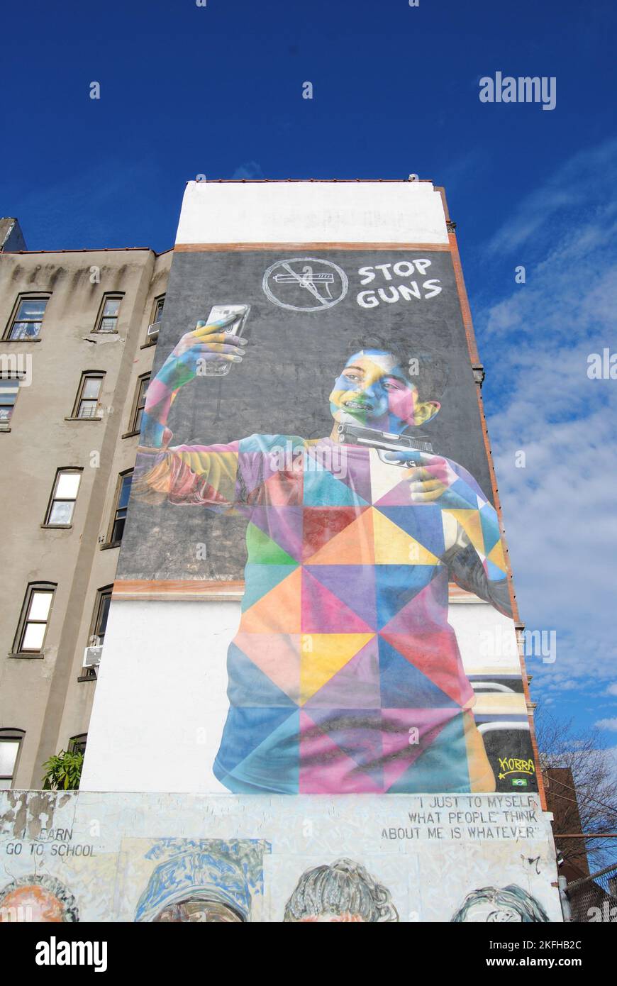 New York City, New York, USA - Nov 12 2022: Murale dell'artista di strada brasiliano Eduardo Kobra che cattura i giovani e l'epidemia di violenza delle armi. Foto Stock