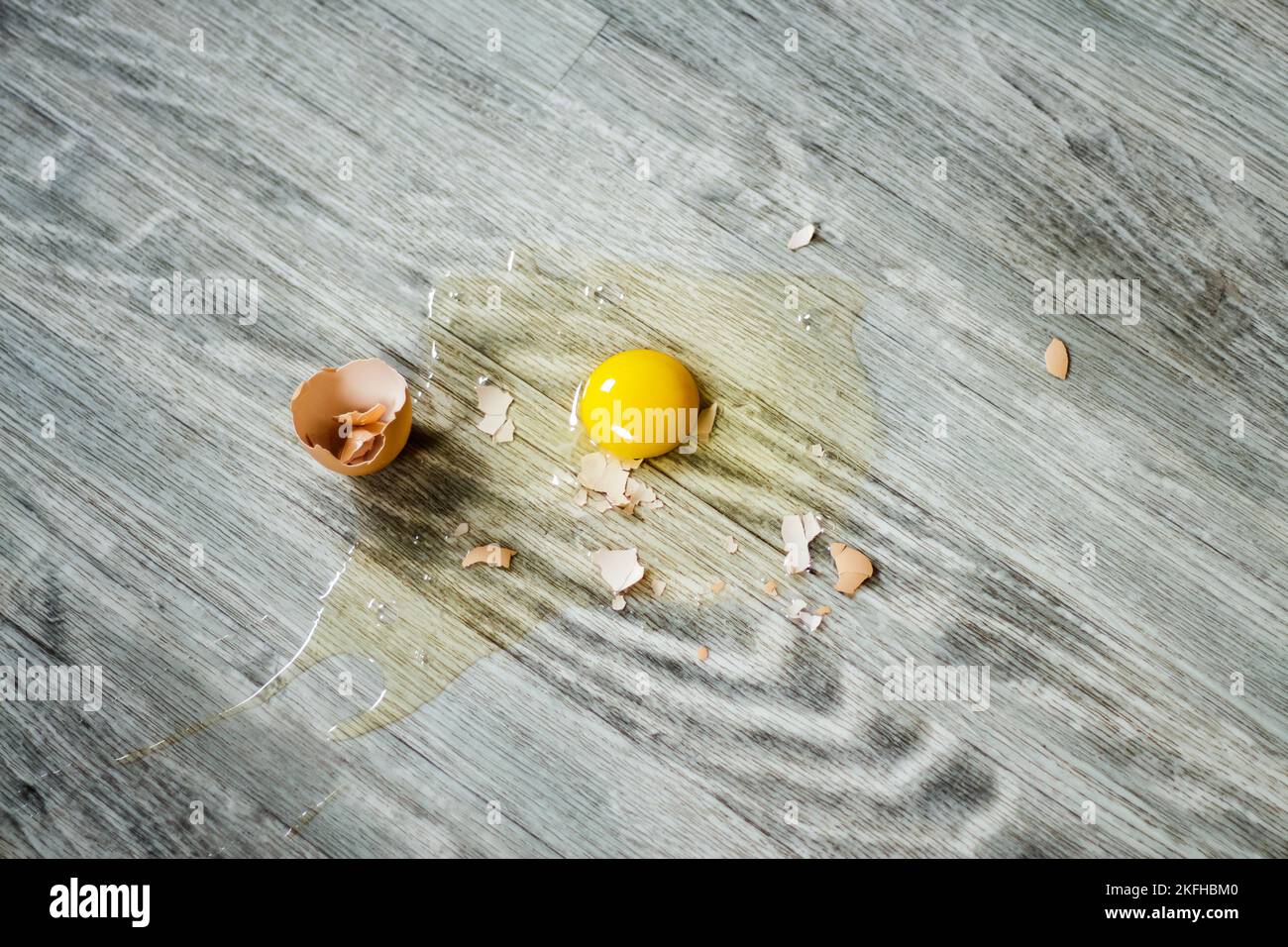 Uovo crudo versato su piastra nera, overhead Foto stock - Alamy