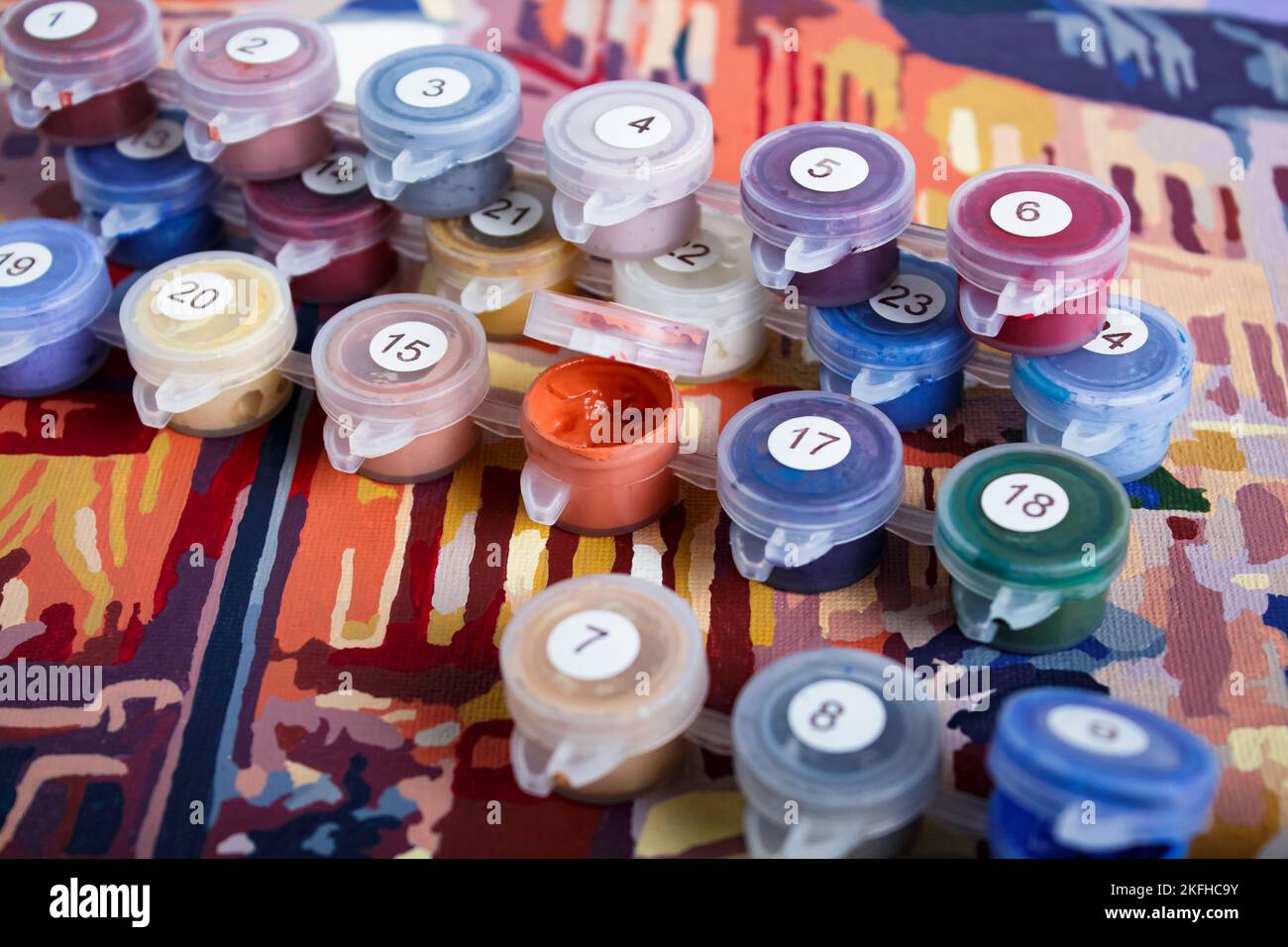 Pittura per numeri. Imposta per dipingere l'immagine, include una tela, vernici di diversi colori, pennelli. Messa a fuoco selettiva. Primo piano. Pittura su tela f Foto Stock