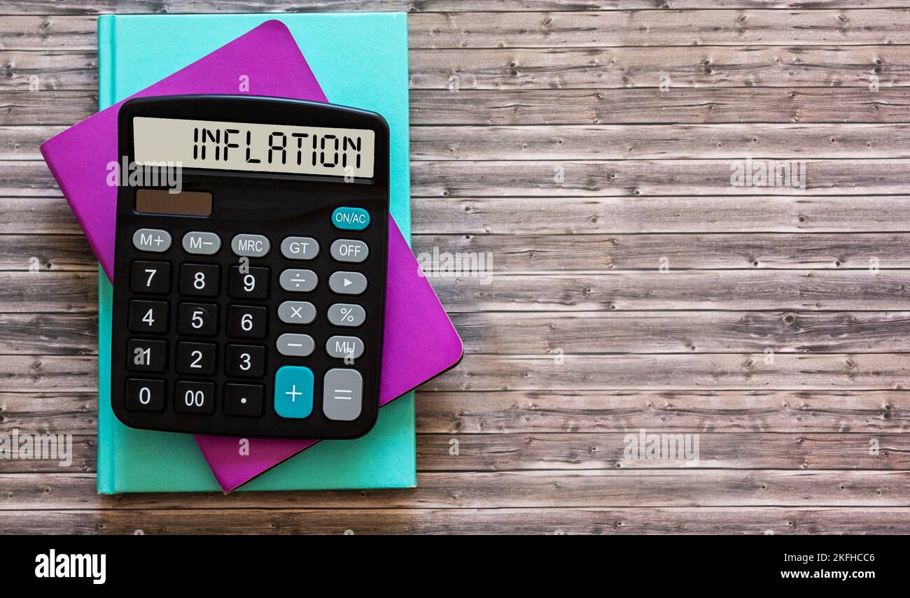 Parola DI GONFIAGGIO sul display del calcolatore. Business e concetto fiscale. Foto Stock