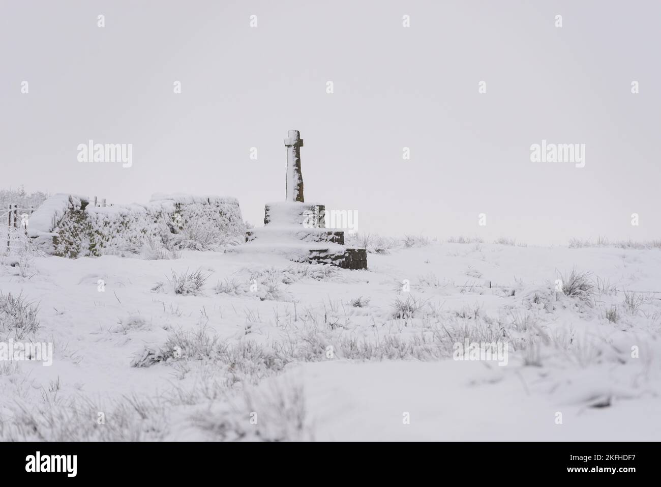 Compstons Cross coperta di neve in una fredda mattinata invernale. Loveclough, monumento storico della brughiera di Rossendale Foto Stock