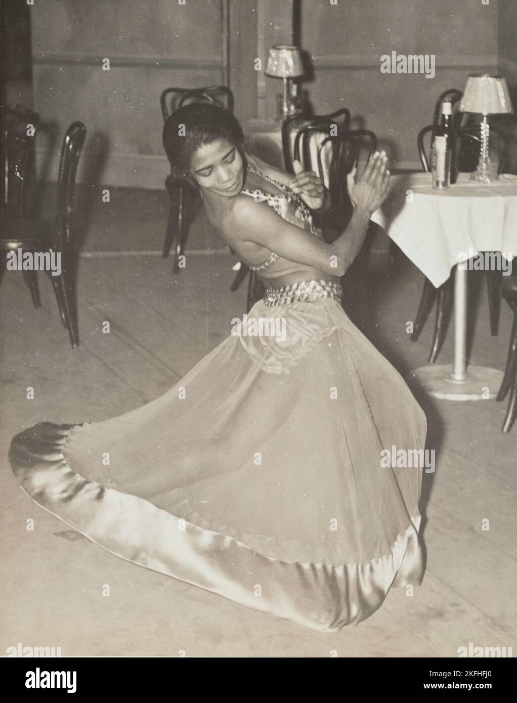 Zola King, ballerina eccentrica che fa la sua acrobazia notturna nella scena del cabaret, 1937. Foto Stock