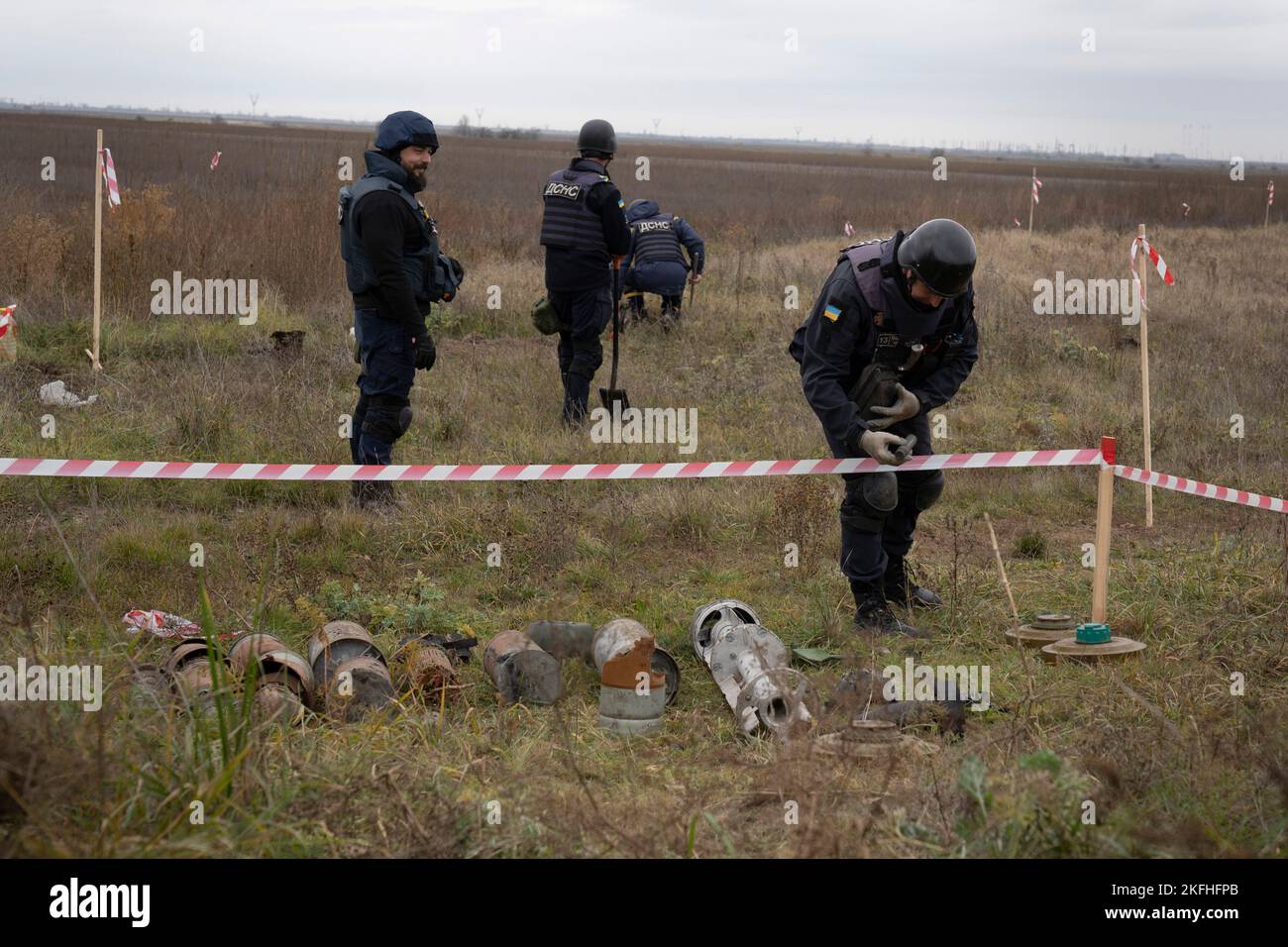 Uno sperimentatore ha visto mettere giù un potenziale esplosivo sul campo. Dopo la liberazione della capitale regionale meridionale dell'Ucraina Kherson, il governo ucraino ha lavorato intensamente per rimuovere le mine terrestri nel territorio liberato. Circa 5000 esplosivi sono stati trovati e distrutti dalla liberazione. Con la mancanza di robotica sufficiente, il processo di sminamento viene condotto manualmente e ciò richiederebbe almeno diversi mesi per ripulire l'intera città di Kherson. Foto Stock
