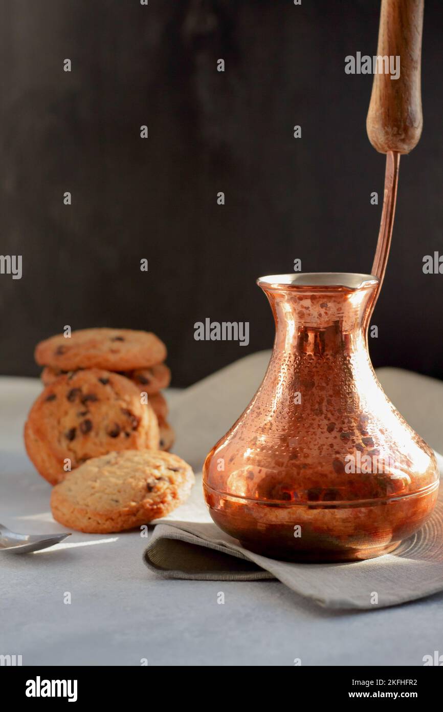 Vibrazioni mattutine. Caffè aromatico caldo in cezve turco Foto Stock