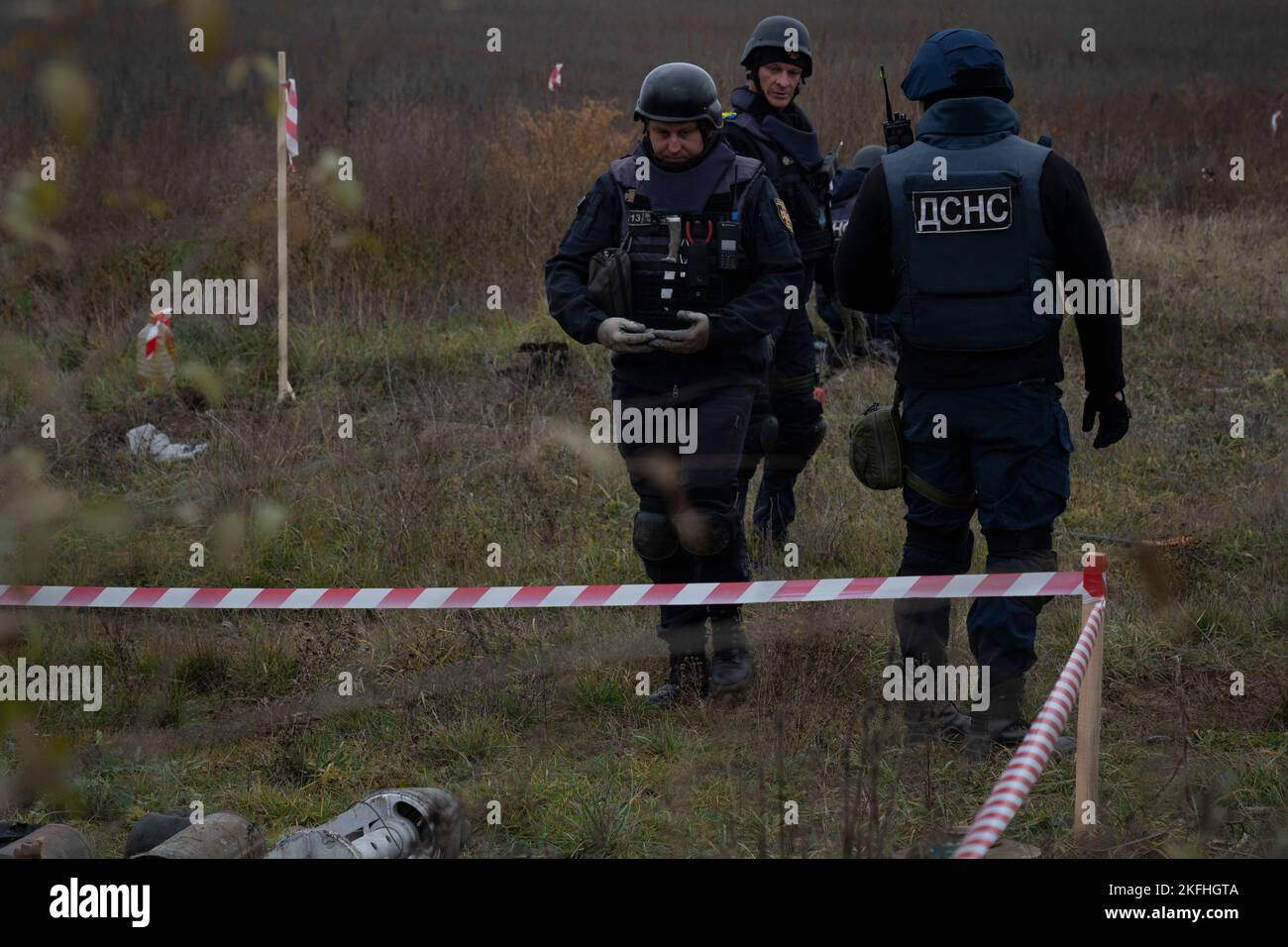 Uno sperimentatore ha trovato un pezzo di metallo sul terreno durante il processo di sminamento. Dopo la liberazione della capitale regionale meridionale dell'Ucraina Kherson, il governo ucraino ha lavorato intensamente per rimuovere le mine terrestri nel territorio liberato. Circa 5000 esplosivi sono stati trovati e distrutti dalla liberazione. Con la mancanza di robotica sufficiente, il processo di sminamento viene condotto manualmente e ciò richiederebbe almeno diversi mesi per ripulire l'intera città di Kherson. (Foto di Ashley Chan/SOPA Images/Sipa USA) Foto Stock