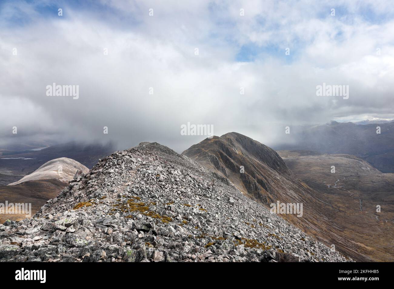 La montagna di Beinn Liath Mhor come una doccia di neve si avvicina al vertice, Highland, Scozia, Regno Unito Foto Stock