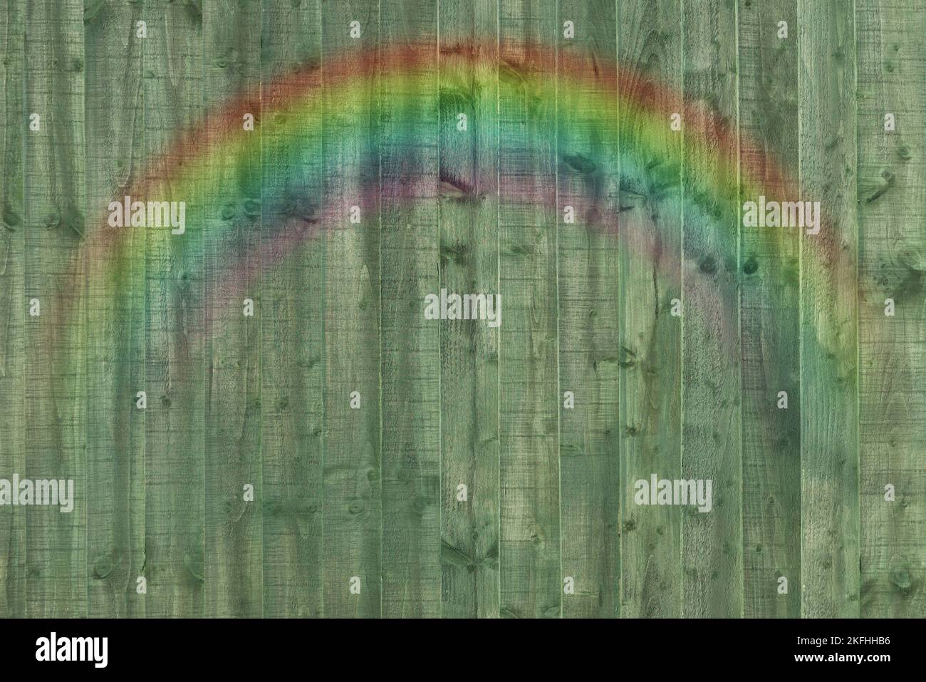 pannello di recinzione in legno. Sfondo strutturato e astratto con arcobaleno. Foto Stock