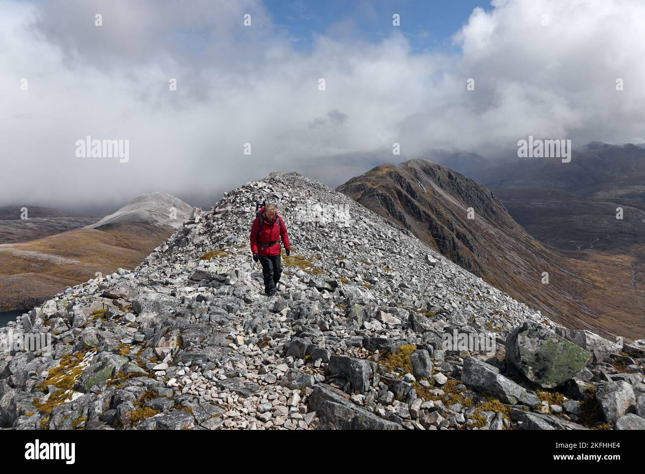 Walker sulla montagna di Beinn Liath Mhor, Highland, Scozia, Regno Unito Foto Stock