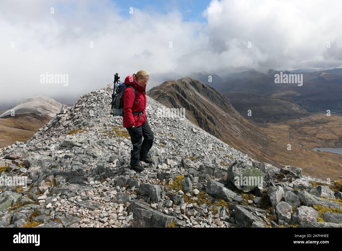 Walker sulla montagna di Beinn Liath Mhor, Highland, Scozia, Regno Unito Foto Stock