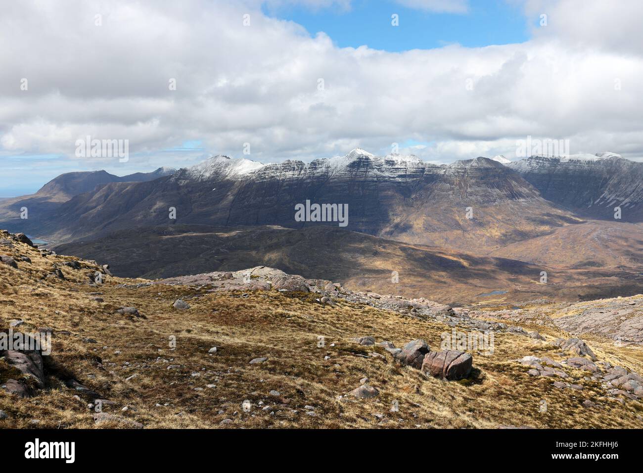 La montagna innevata di Liathach vista dalle pendici inferiori di Beinn Liath Mhor Torridon, Highland, Scozia, Regno Unito Foto Stock
