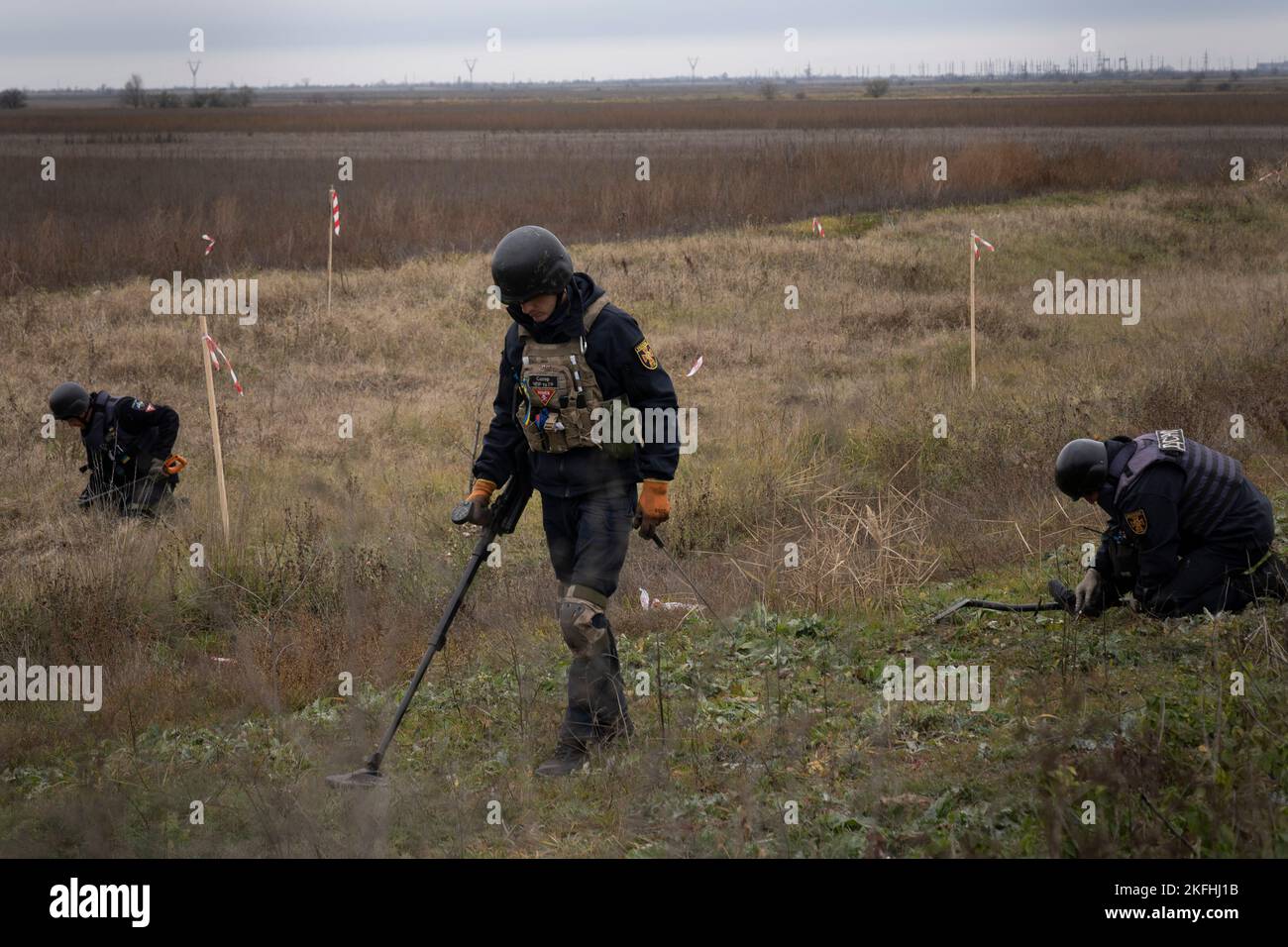 Kherson, Ucraina. 16th Nov 2022. Uno sperimentatore ha visto localizzare le mine terrestri con un metal detector. Dopo la liberazione della capitale regionale meridionale dell'Ucraina Kherson, il governo ucraino ha lavorato intensamente per rimuovere le mine terrestri nel territorio liberato. Circa 5000 esplosivi sono stati trovati e distrutti dalla liberazione. Con la mancanza di robotica sufficiente, il processo di sminamento viene condotto manualmente e ciò richiederebbe almeno diversi mesi per ripulire l'intera città di Kherson. (Credit Image: © Ashley Chan/SOPA Images via ZUMA Press Wire) Foto Stock