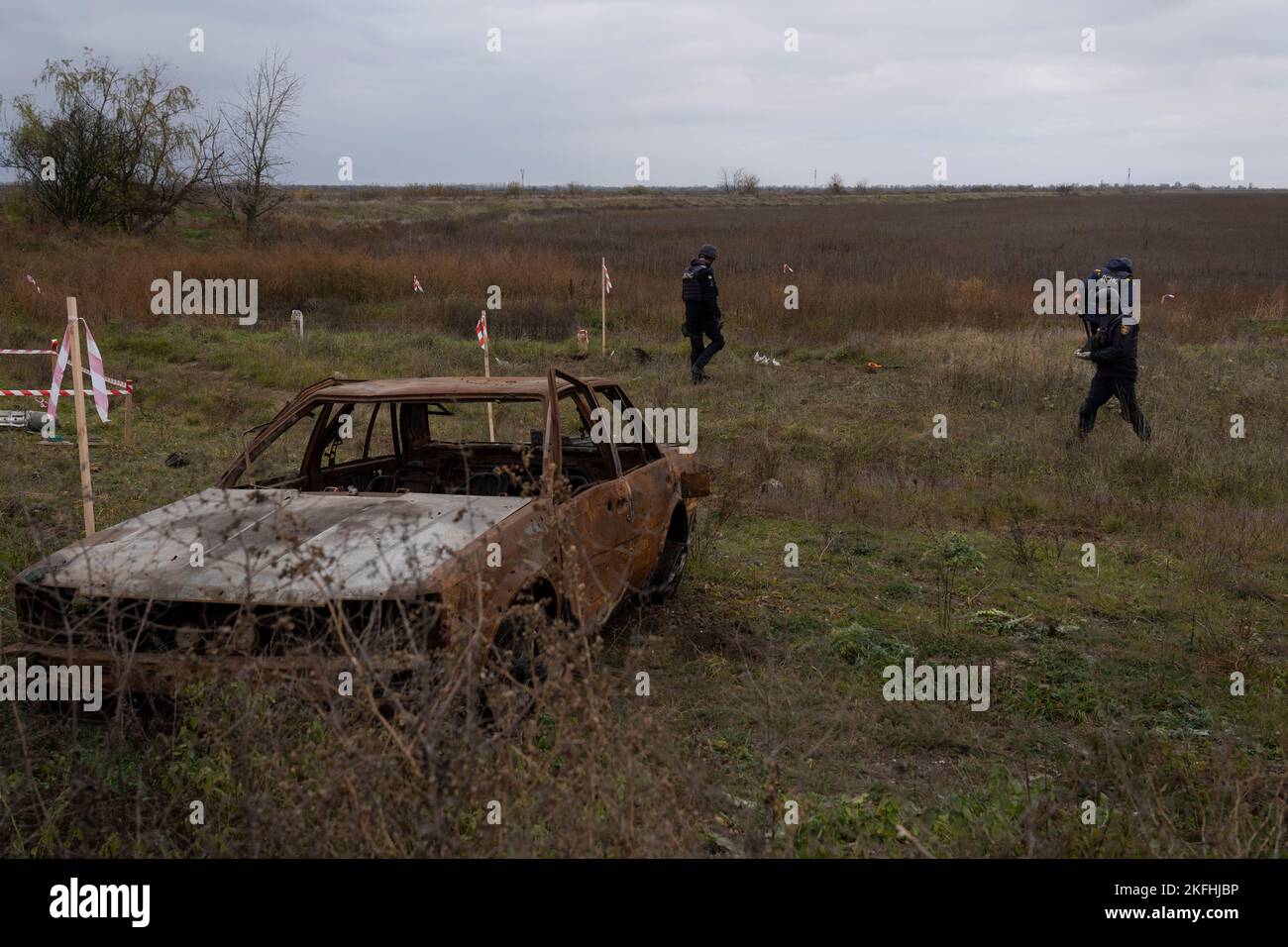Kherson, Ucraina. 16th Nov 2022. Diversi investigatori hanno visto condurre lavori di sminamento in un campo. Dopo la liberazione della capitale regionale meridionale dell'Ucraina Kherson, il governo ucraino ha lavorato intensamente per rimuovere le mine terrestri nel territorio liberato. Circa 5000 esplosivi sono stati trovati e distrutti dalla liberazione. Con la mancanza di robotica sufficiente, il processo di sminamento viene condotto manualmente e ciò richiederebbe almeno diversi mesi per ripulire l'intera città di Kherson. (Credit Image: © Ashley Chan/SOPA Images via ZUMA Press Wire) Foto Stock