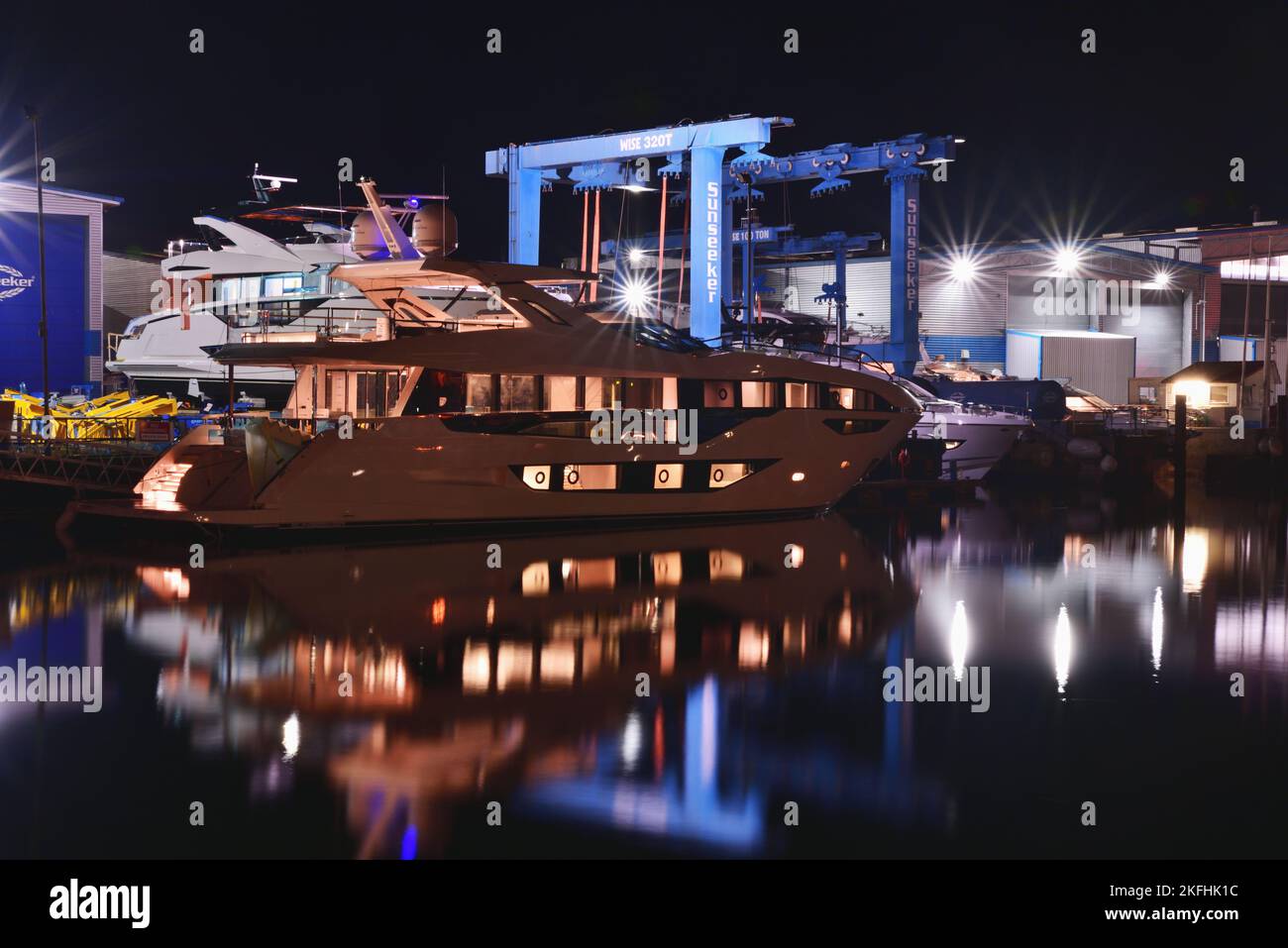 Njght vista del cantiere Sunseeker Boatbuilding a Poole Quay, Dorset Foto Stock