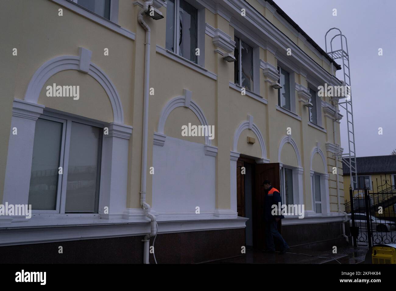 Kherson, Ucraina. 17th Nov 2022. Un personale ferroviario ha visto camminare in un edificio che una miniera è stata trovata nella stazione ferroviaria di Kherson e la detonazione ha causato la rottura della finestra. Dopo la liberazione della capitale regionale meridionale dell'Ucraina Kherson, il governo ucraino ha lavorato intensamente per rimuovere le mine terrestri nel territorio liberato. Circa 5000 esplosivi sono stati trovati e distrutti dalla liberazione. Con la mancanza di robotica sufficiente, il processo di sminamento viene condotto manualmente e ciò richiederebbe almeno diversi mesi per ripulire l'intera città di Kherson Foto Stock