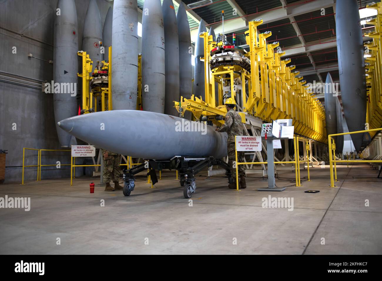 Personale dell'aeronautica degli Stati Uniti Sgt. Fidel Goshay, 18th manutenzione componenti Squadron Tank Farm NCO in carica, si prepara a sollevare un serbatoio di carburante esterno per aeromobili sul sistema di stoccaggio verticale presso la base aerea di Kadena, Giappone, 16 settembre 2022. Il sistema VTSS ruota, consentendo un facile accesso ai serbatoi contrassegnati per l'ispezione o la manutenzione. Foto Stock