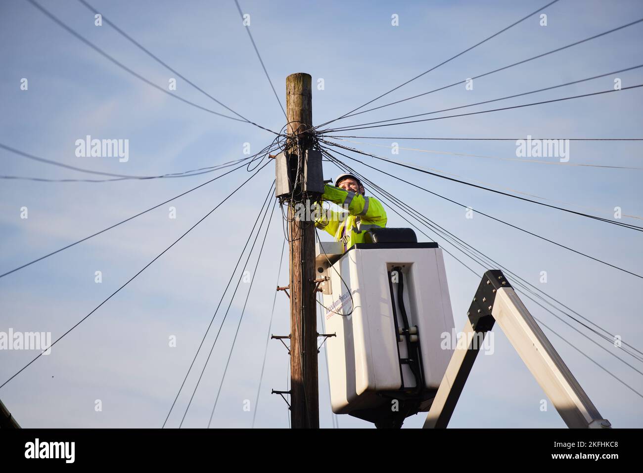 BT ingegnere openREACH che lavora su fili telefonici da un selezionatore di ciliegie Foto Stock