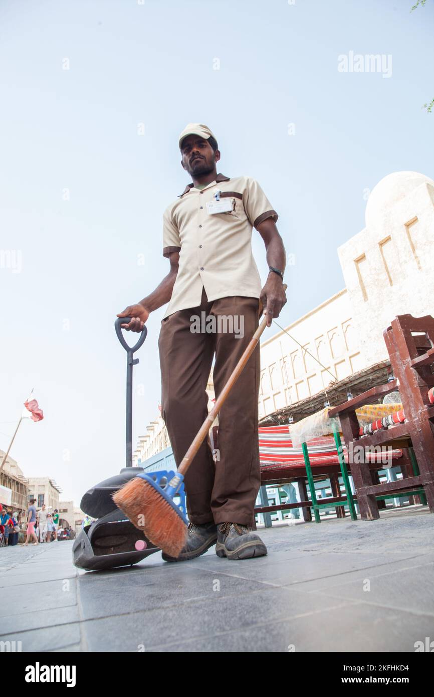 Doha, Qatar, dicembre 18,2019 : i pulitori di strada puliscono il vecchio mercato. Foto Stock
