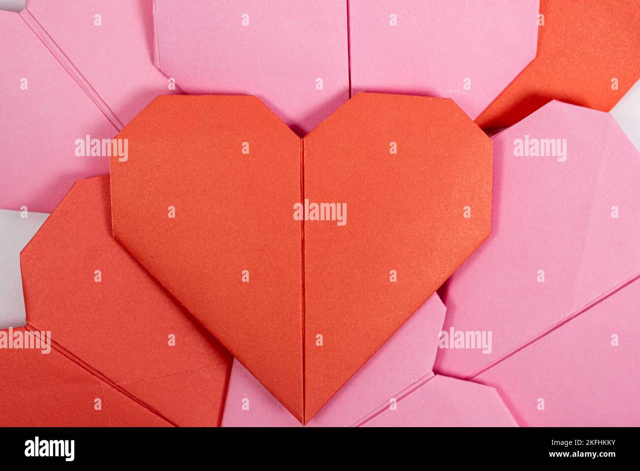 Origami per San Valentino - cuori fatti di carta su sfondo bianco fatelo da soli Foto Stock