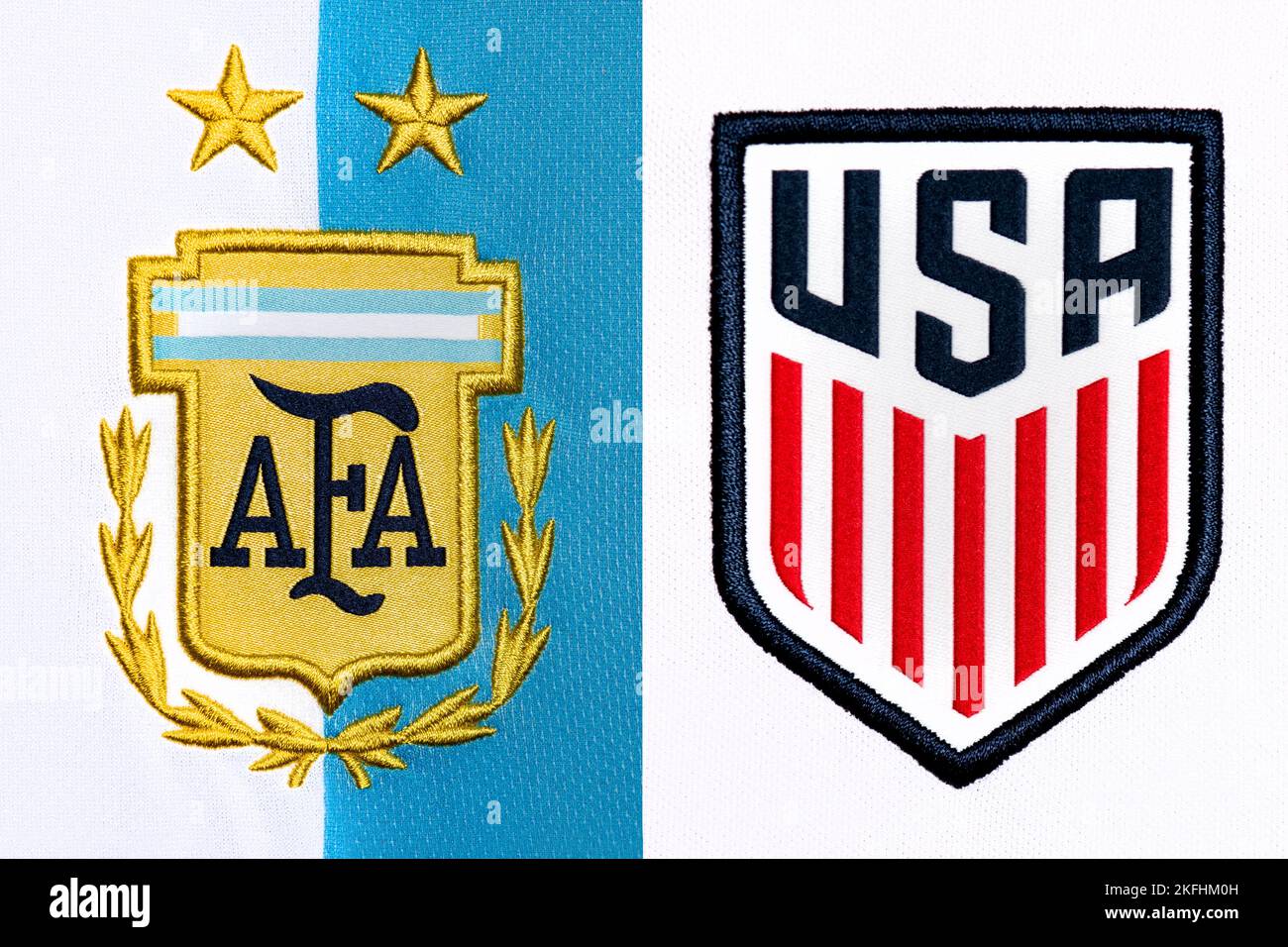 Primo piano della cresta della nazionale di calcio sulla divisa Home. Coppa del mondo FIFA Qatar 2022. Foto Stock