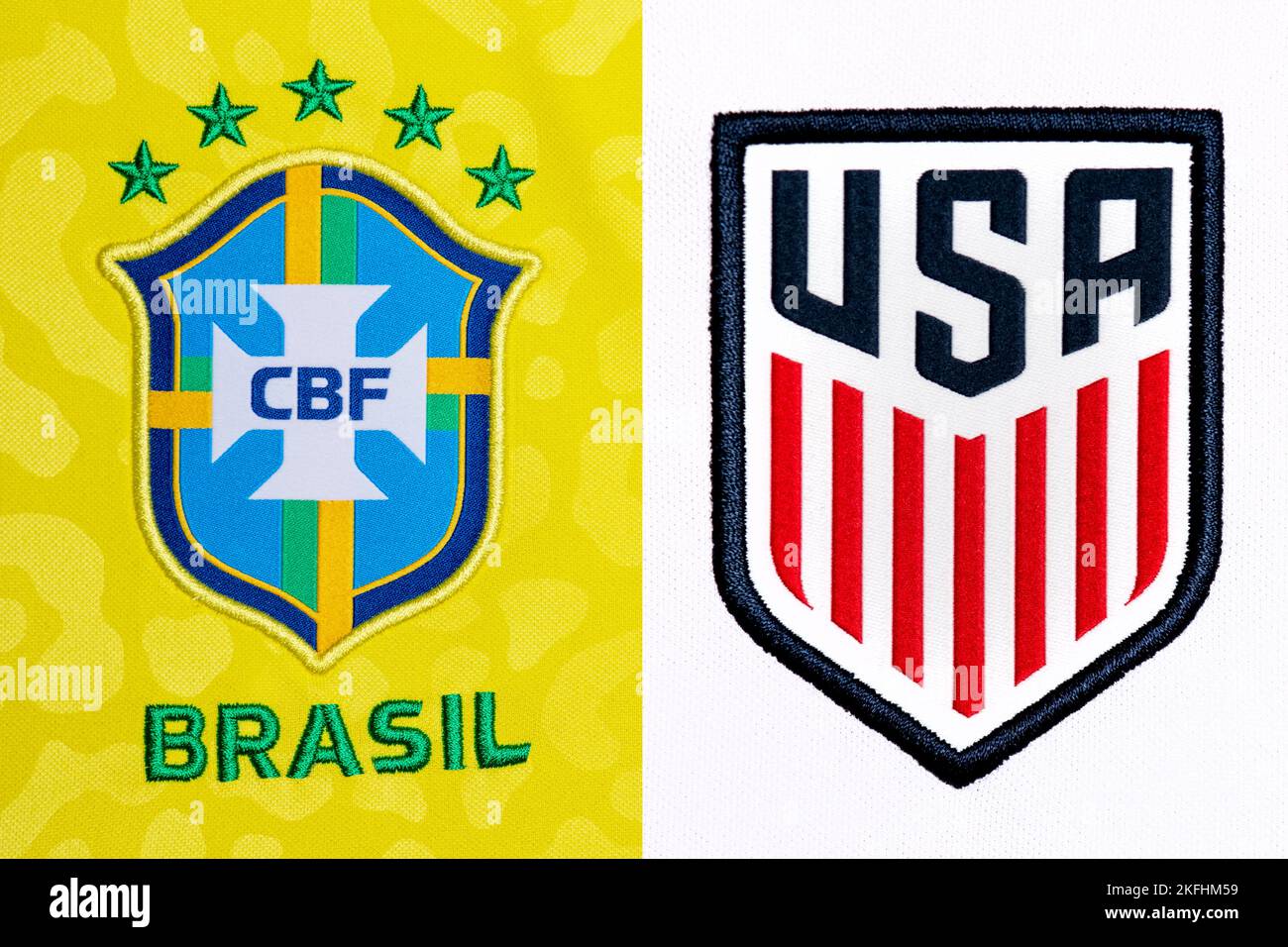 Primo piano della cresta della nazionale di calcio sulla divisa Home. Coppa del mondo FIFA Qatar 2022. Foto Stock