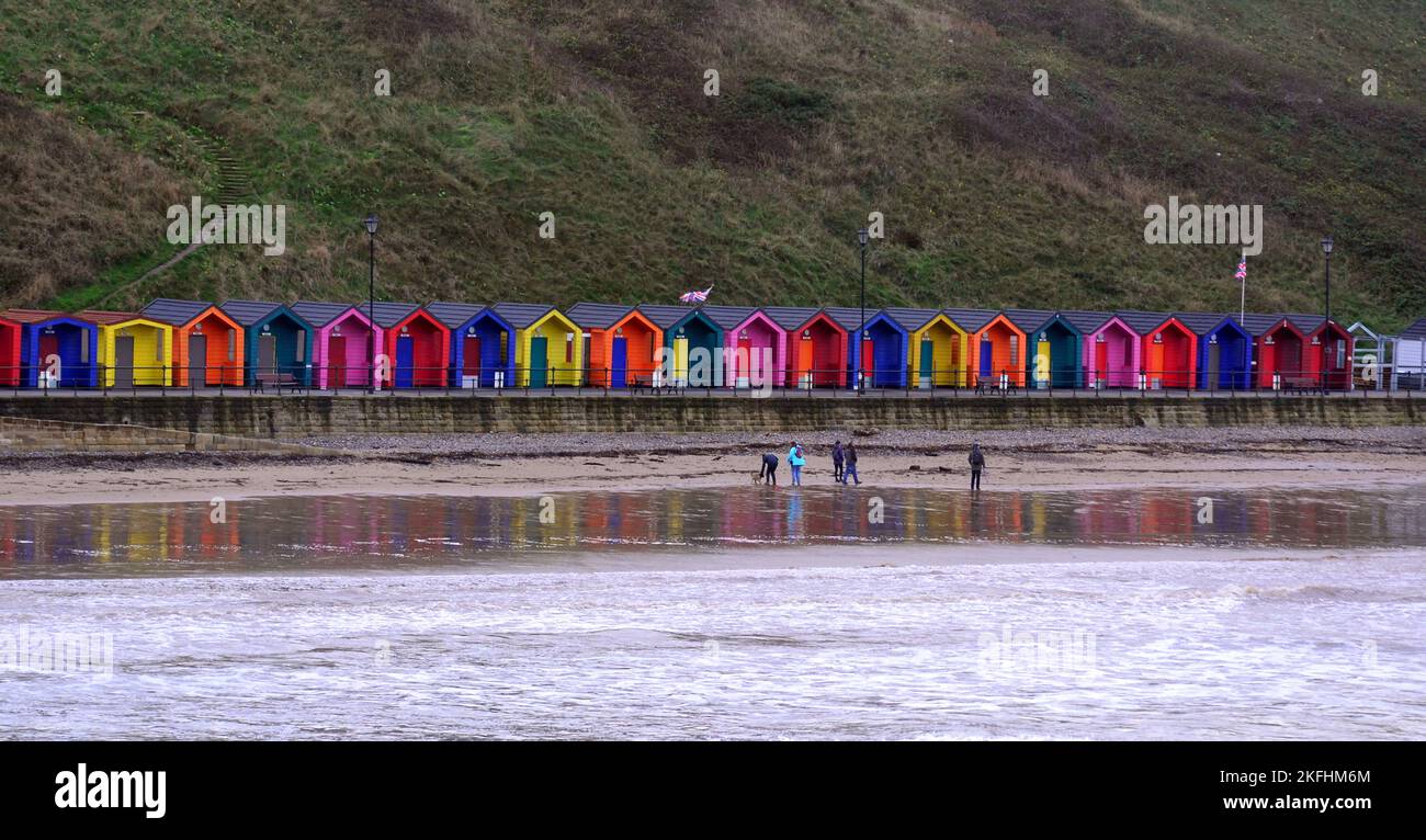 Capanne sulla spiaggia o chalet sul lungomare accanto alla spiaggia di Saltburn by the Sea, Yorkshire, Regno Unito. Foto Stock