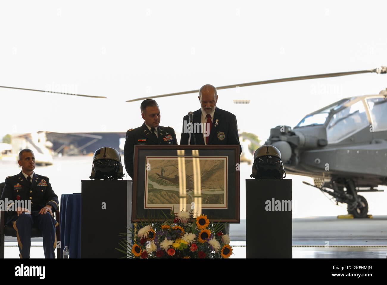 Un nuovo pattino di atterraggio di addestramento dell'elicottero al campo di aviazione dell'esercito di Muir è dedicato all'ufficiale di garanzia principale 3 Matthew Ruffner e all'ufficiale di garanzia principale 2 Jarett Yoder durante una cerimonia nell'edificio di istruzioni di manutenzione di aeronautica qui. I due piloti sono stati uccisi il 9 aprile 2013 quando l'elicottero AH-64 Apache loro erano in volo si è schiantato durante una missione di volo nella provincia di Nangarhar, Afghanistan. Stavano servendo su un dispiegamento di combattimento con la ditta di Bravo, battaglione di ricognizione di attacco 1-104th, brigata di aeronautica di combattimento 28th durante l'operazione che sopporta la libertà. Foto Stock